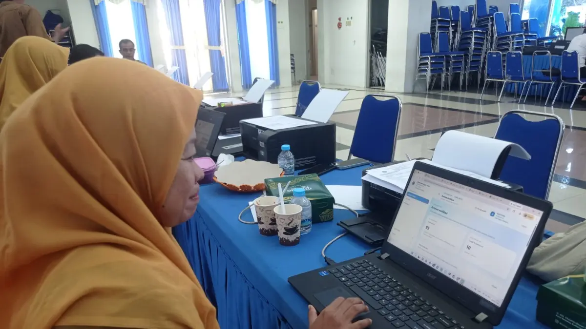 CERMATI: Operator sekolah di SMA 1 Bontang melakukan tugasnya memverifikasi berkas pendaftar. FOTO: ADIEL KUNDHARA/KP