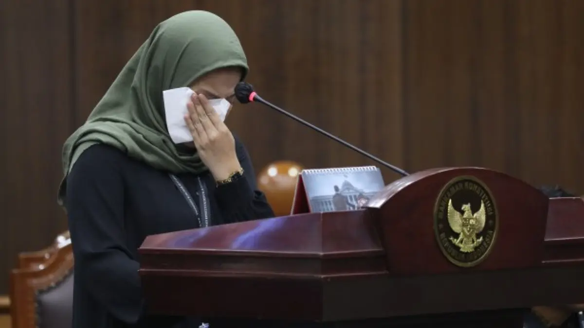 Dinda Dinanti selaku dosen tetap non-PNS Fakultas Hukum di Universitas Pembangunan Nasional Veteran Jakarta (UPN Veteran) memberikan keterangan terkait kekerasan finansial. (Foto: Humas MK)