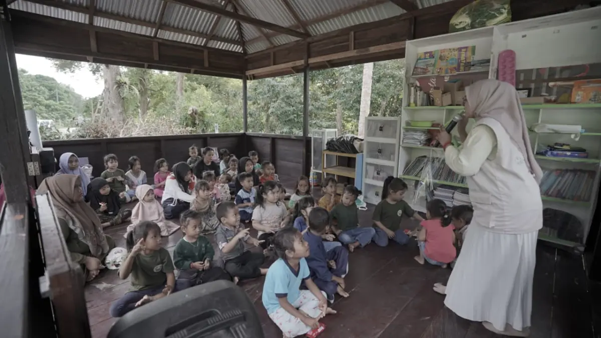 DUKUNGAN: Aktivitas belajar anak-anak di Sekolah Rimba, Batu Besaung, Kecamataan Samarinda Utara, beberapa waktu lalu.
