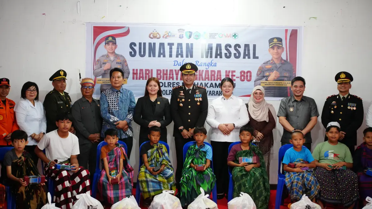 Kapolres AKBP Eko Alamsyah bersama Bupati Angela Idang Belawan dan Ketua DPRD Mahulu Devung Paran usai mengunjungi pelaksanaan sunatan massal di BPu Long Bagun, Rabu (1/7). JODY KRISTIANTO/KP