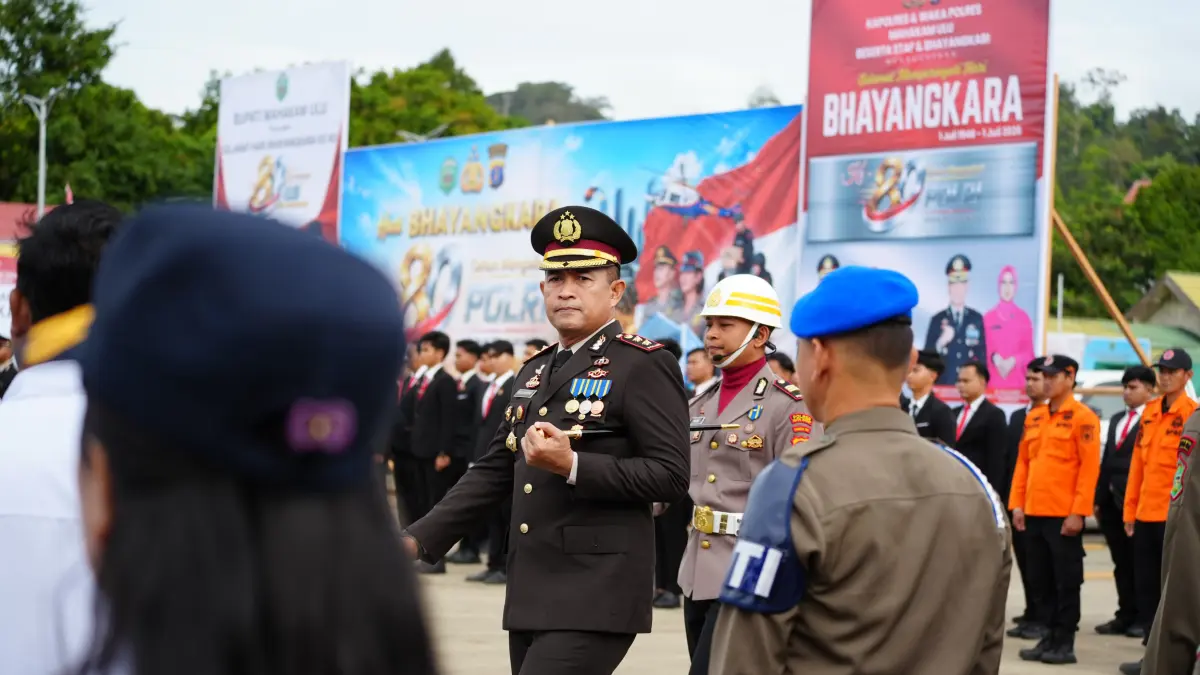 Kapolres Mahulu AKBP Eko Alamsyah melakukan pemeriksaan pasukan pada peringatan Hari Bhayangkara ke-80 di Lapangan Ujoh Bilang, kemarin. (Jody Kristianto/KP)

&nbsp;