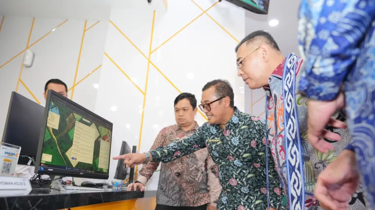 Kepala Kantor Pertanahan Kota Samarinda, Ceto Subagiyo, saat memaparkan Inovasi Aplikasi GEOTAS kepada Wamen ATR/Waka. BPN, Ossy Dermawan. (IST)