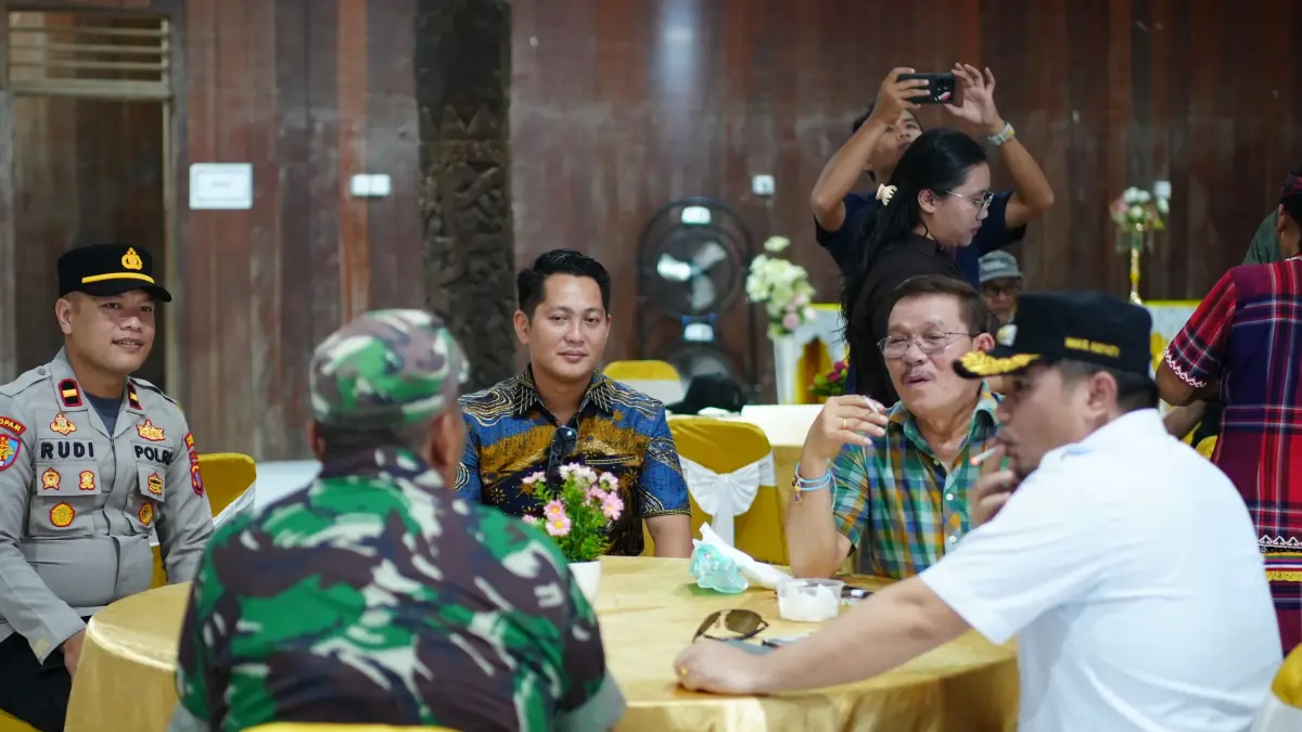 Ketua Komisi II DPRD Mahulu Gohen Merang Sapulete (tengah) bersama Wakil Gubernur Kaltara Ingkong Ala dan Wakil Bupati Mahulu Suhuk mengobrol bersama pada penyambutan di Balai Adat Ujoh Bilang, Rabu (1/7).