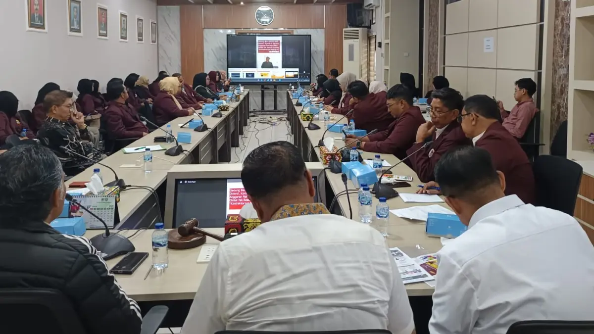 KULIAH ANTI KORUPSI: Sejumlah mahasiswa dan dosen Universitas Mulia saat menggelar audiensi dengan anggota Komisi III DPRD Balikpapan di Ruang Rapat Gabungan, Rabu (1/7). (DINA/KP)