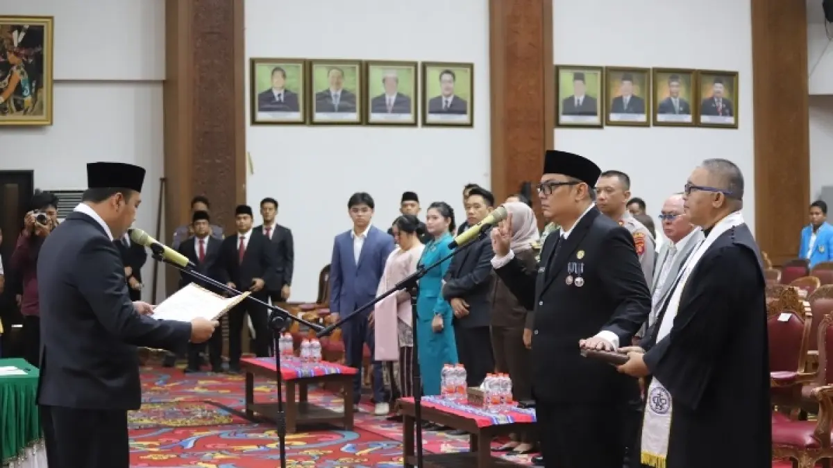 MELANTIK: Bupati Kutai Barat, Frederick Edwin saat melantik Erik Victory menjadi Sekda Kutai Barat.&nbsp;