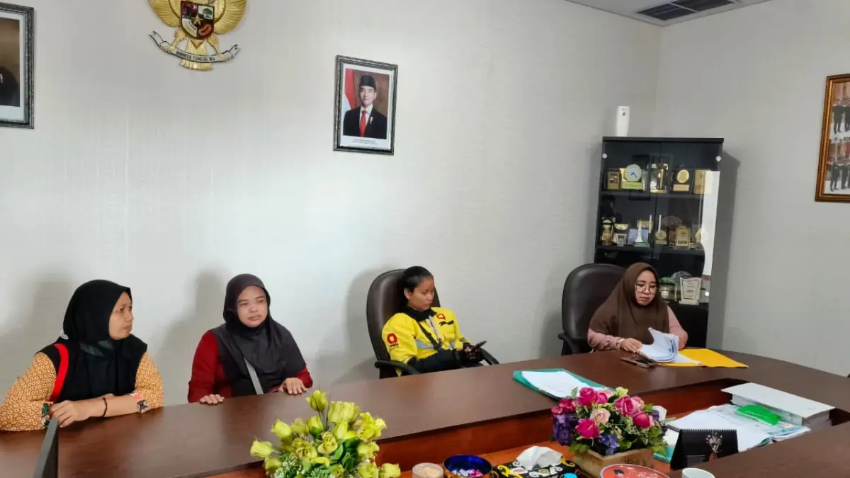MENGADU: TRC PPA Kaltim bersama sejumlah orang tua calon siswa yang gagal lolos SPMB menyerahkan laporan pengaduan ke DPRD Samarinda, Rabu (1/7). HAFIZ/KP
