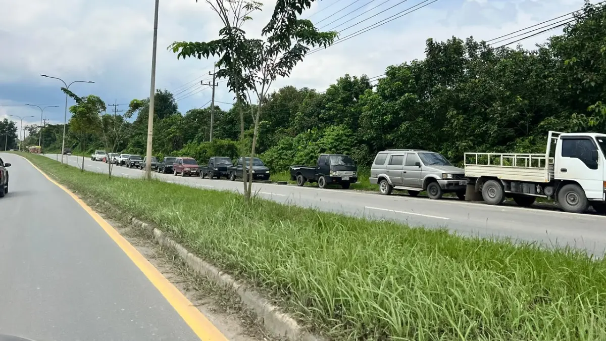 Mobil yang mengantre solar di SPBU Kilometer 13, Karang Joang, Balikpapan. Di antara mereka diduga terdapat pengetap. (FOTO ROMDANI/KP)