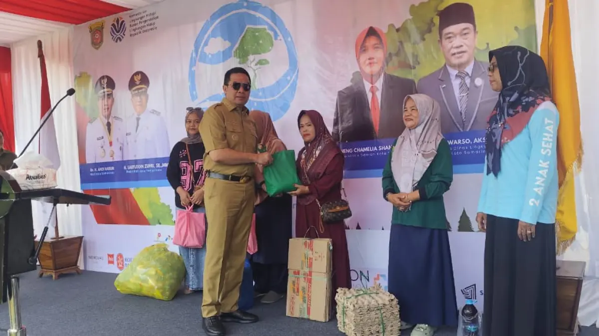 MOTIVASI: Andi Harun menyerahkan sembako secara simbolis kepada warga yang menukar sampah bernilai, di sela peringatan Hari Lingkungan Hidup 2026 di Kelurahan Baqa Kecamatan Samarinda Seberang.