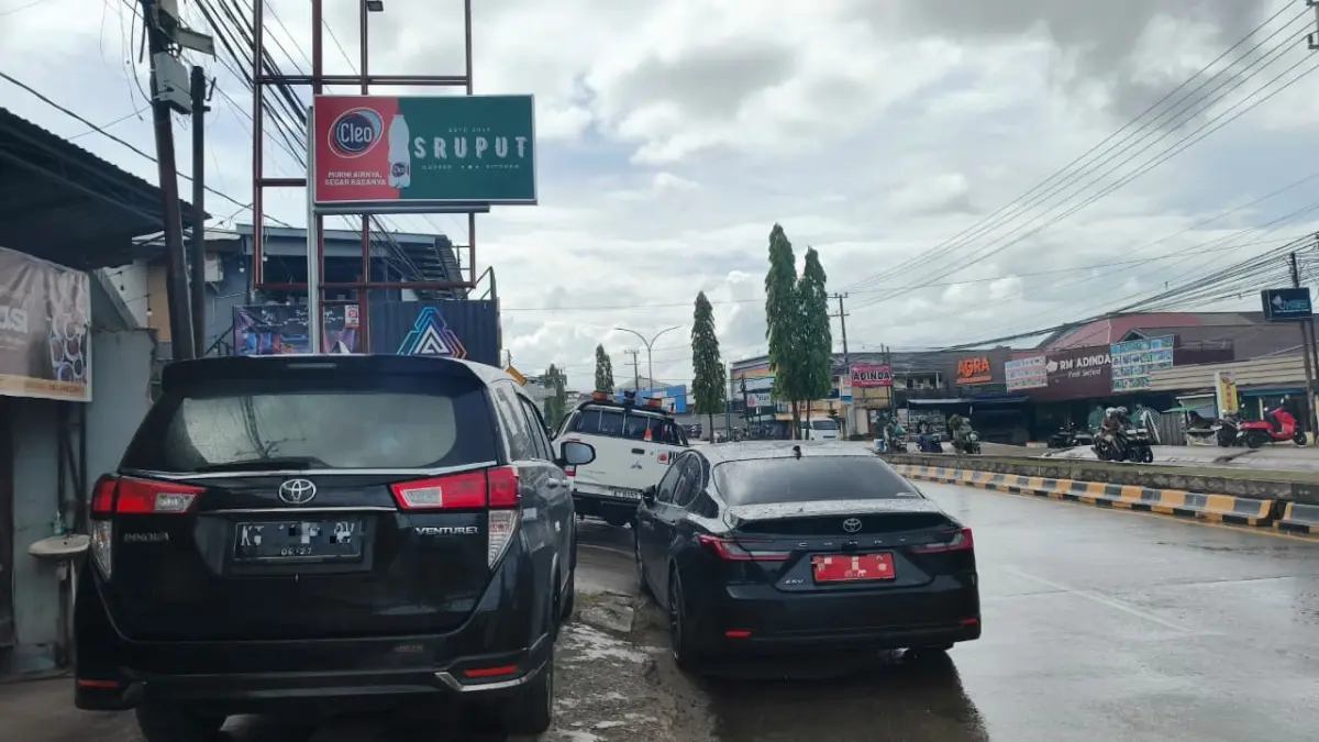 PARKIR: Trotoar dan bahu Jalan Yos Sudarso, Sangatta, Kutim beralih fungsi menjadi area parkir kendaraan. (JUFRIADI/KP)