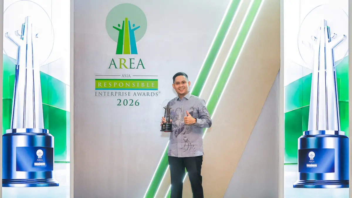 PENGHARGAAN: VP TJSL Pupuk Kaltim, Rezha Abdillah. 