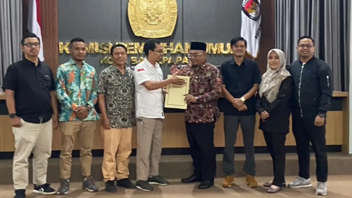 Penyerahan berita acara pemutakhiran data pada seluruh pihak yang terlibat dalam rapat pleno triwulan II. (FOTO AINUR/KP)