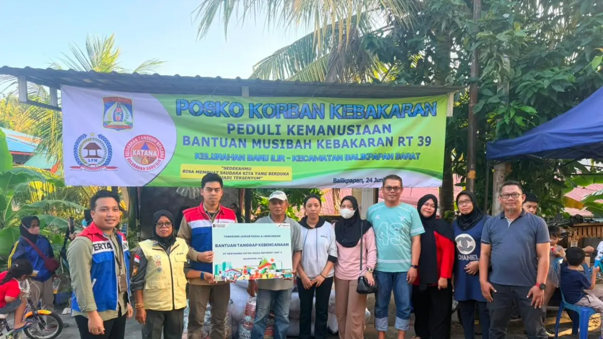 PERTAMINA PEDULI: Musibah kebakaran yang dialami oleh warga RT 39 Kelurahan Baru Ilir mendapat perhatian dan kepedulian dari PPN Kilang Balikpapan. Bantuan kemanusiaan pun disalurkan langsung kepada warga yang terdampak.