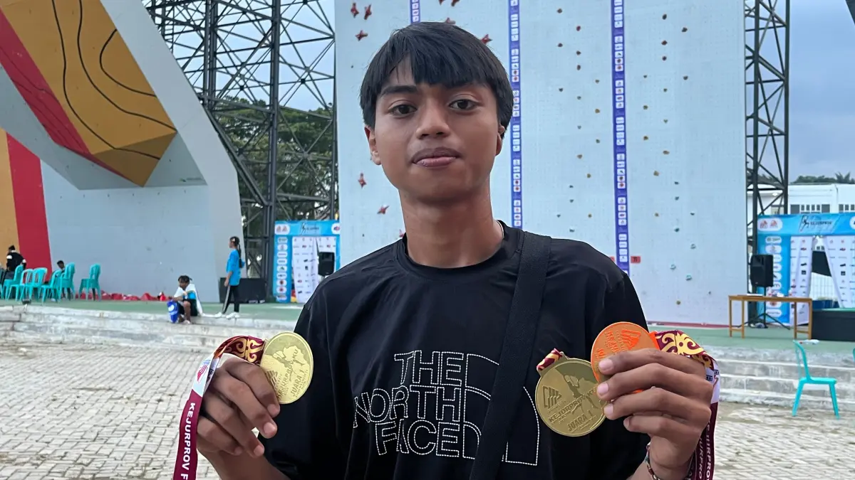 PRESTASI: Rizky Sholeh Akbar, atlet panjat tebing Kutai Timur, menunjukkan medali yang diraihnya usai tampil pada Kejuaraan Provinsi (Kejurprov) Kelompok Umur FPTI Kalimantan Timur 2026 di Samarinda. (NASYA RAHAYA)