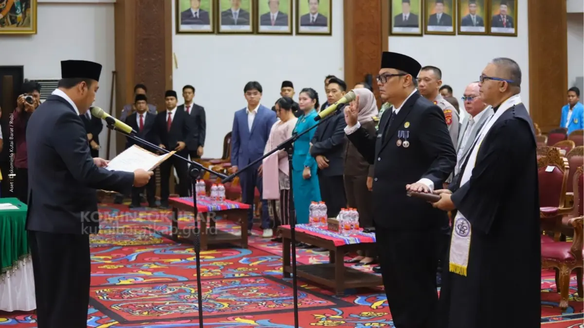 PUNCAK KARIER ASN: Erik Victory saat mengucapkan sumpah jabatan dalam prosesi pelantikan resmi sebagai Sekretaris Daerah (Sekda) Kabupaten Kutai Barat di Balai Agung Aji Tulur Jejangkat, Sendawar, Rabu (1/7/2026). 
