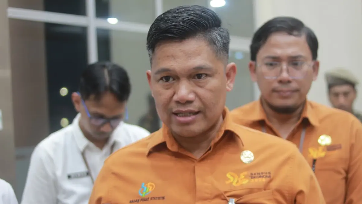 SUKSESKAN: Kepala BPS Provinsi Kaltim, Mas’ud Rifai, didampingi Kepala BPS PPU, Suko Haryono. (AHMAD MAKI/KP)