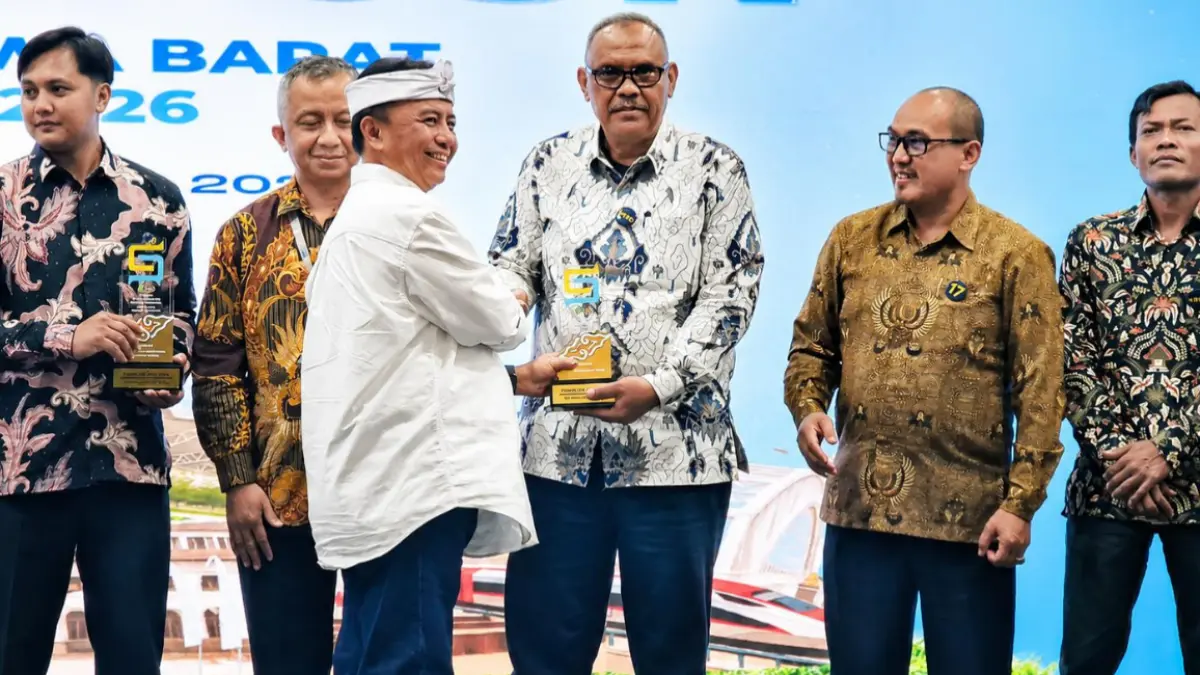 Tokoh binaan Daihatsu, Moh. Warso, menerima penghargaan Local Champion Bidang Sosial pada ajang Apresiasi Mitra Pembangunan Jawa Barat 2026. (Foto: Istimewa)