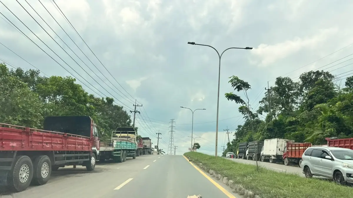 Truk yang mengantre solar di SPBU Kilometer 13, Karang Joang, Balikpapan. Di antara mereka diduga terdapat pengetap.