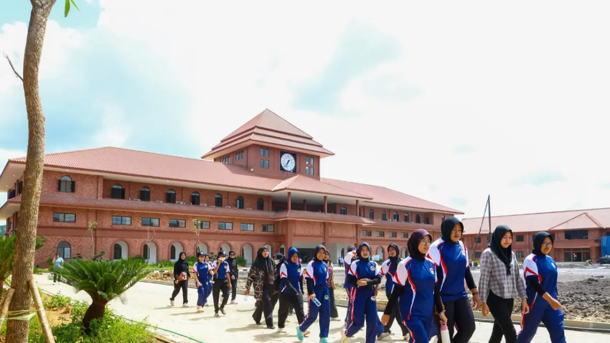 KAMPUS BARU: Kompleks bangunan SMA Taruna Nusantara (TN) Kampus Ibu Kota Nusantara (IKN) yang telah merampungkan pembangunan tahap pertama. Sebanyak 477 siswa dengan skema beasiswa penuh dijadwalkan mulai menempati fasilitas asrama dan ruang kelas ini secara bertahap. (OTORITA IKN)