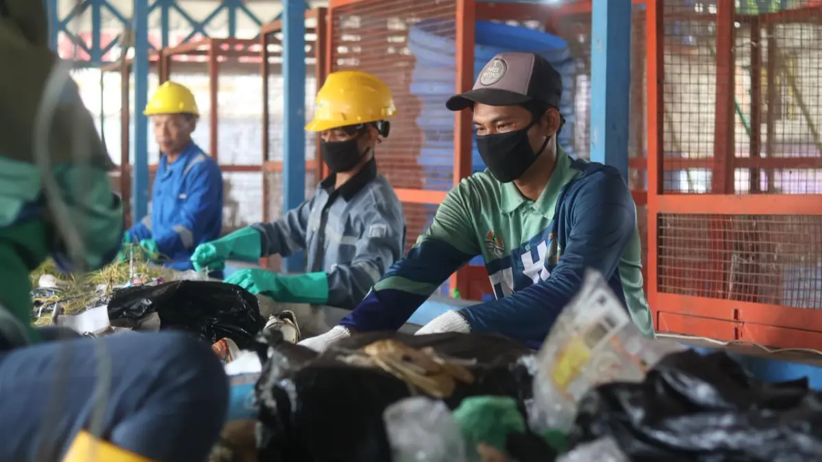 PILAH SAMPAH: Ilustrasi pemilahan sampah rumah tangga. Merujuk Perda Balikpapan Nomor 4 Tahun 2022, setiap warga diimbau memisahkan sampah anorganik untuk disalurkan ke Bank Sampah agar bernilai ekonomis dan mengurangi residu di TPA. (FOTO: ANGGI PRADITHA/KP)