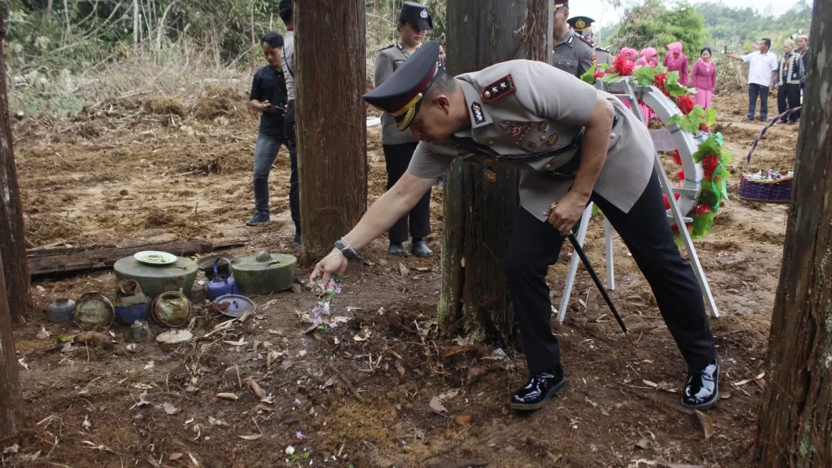 AKBP Eko Alamsyah menabur bunga di Makam Pahlawan Bang Juk di Mahulu.
