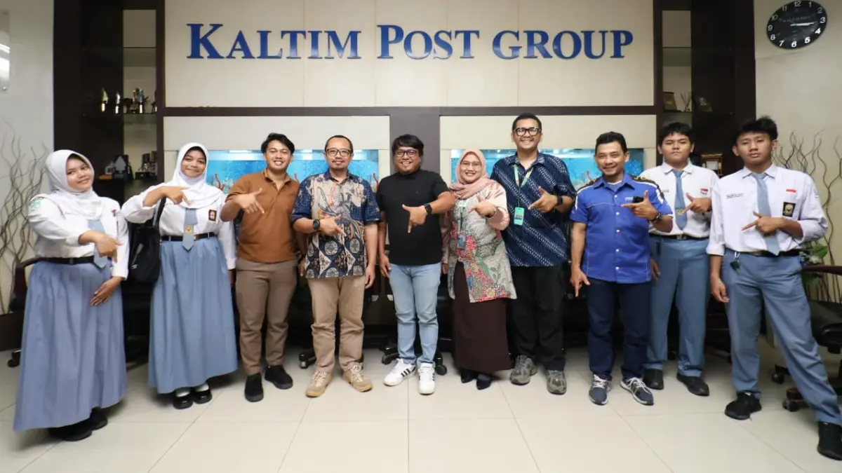 Aries Sutriyanto (empat kiri) dan Romdani (lima kiri) bersama siswa dan guru SMK 7 Balikpapan di Gedung Biru Kaltim Post, Kamis (2/7). (FOTO ANGGI PRADITHA/KP)
