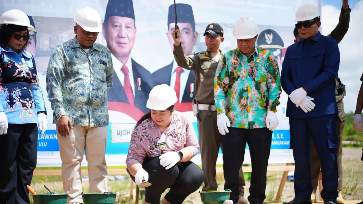 Bupati Mahulu Angela Idang Belawan meletakkan batu pertama pembangunan RS PHTC RSUD Gerbang Sehat Mahulu, Kamis (2/7). (JODY KRISTIANTO/KP)