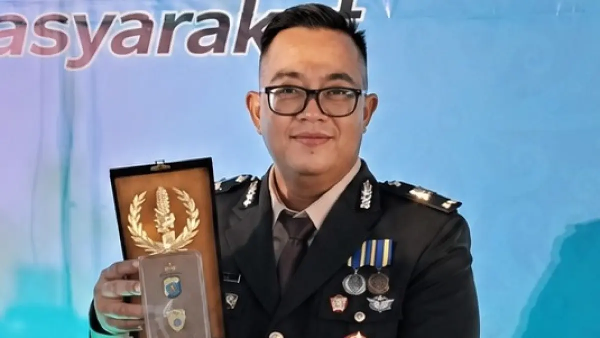 JUARA: Polres PPU keluar sebagai juara III Lomba Ketahanan Pangan Polda Kaltim 2026. Tampak Kabag SDM AKP Adhi Apriliyan Setyawan saat menerimakan penghargaan sebagai bagian dukungan terhadap program ketahanan pangan nasional.(humas polres ppu)
