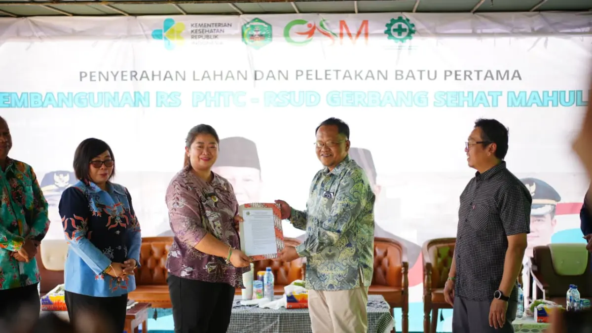 LAYANAN KESEHATAN: Bupati Mahulu Angela Idang Belawan menyerahkan SPL kepada PPK Kemenkes, Kamis (2/7). (JODY KRISTIANTO/KP)