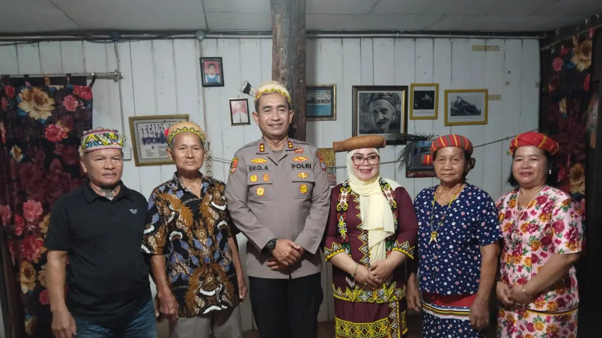 LEBIH DEKAT: Kapolres Mahulu AKBP Eko Alamsyah beserta istri abadikan momen bersama usai menerima nama adat pada prosesi pengangkatan anak angkat, Senin (29/6). IST