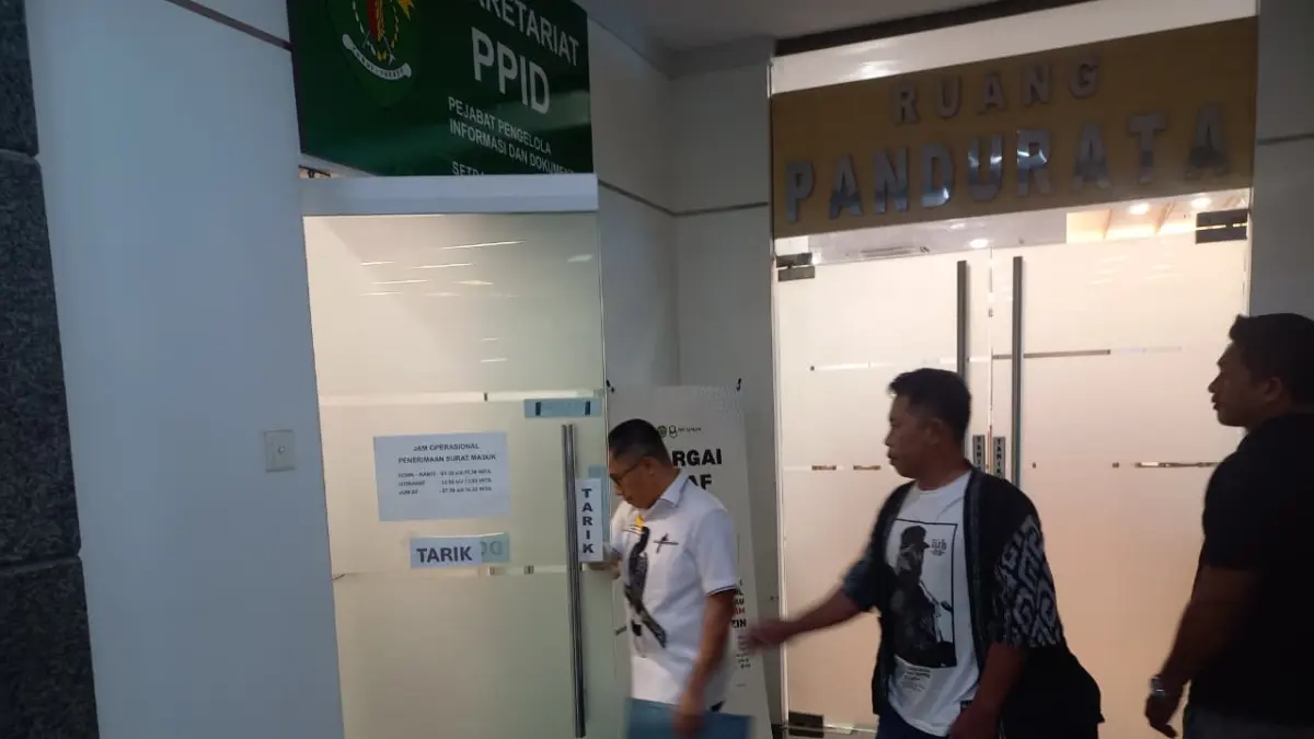 Maskur, pemilik Toko Jaya Abadi, bersama kontraktor pembangunan dapur program Makan Bergizi Gratis (MBG) di Kecamatan Long Ikis, Kabupaten Paser, kembali mendatangi Kantor Gubernur Kalimantan Timur, Kamis (2/6). (FOTO/EKO PRALISTIO)