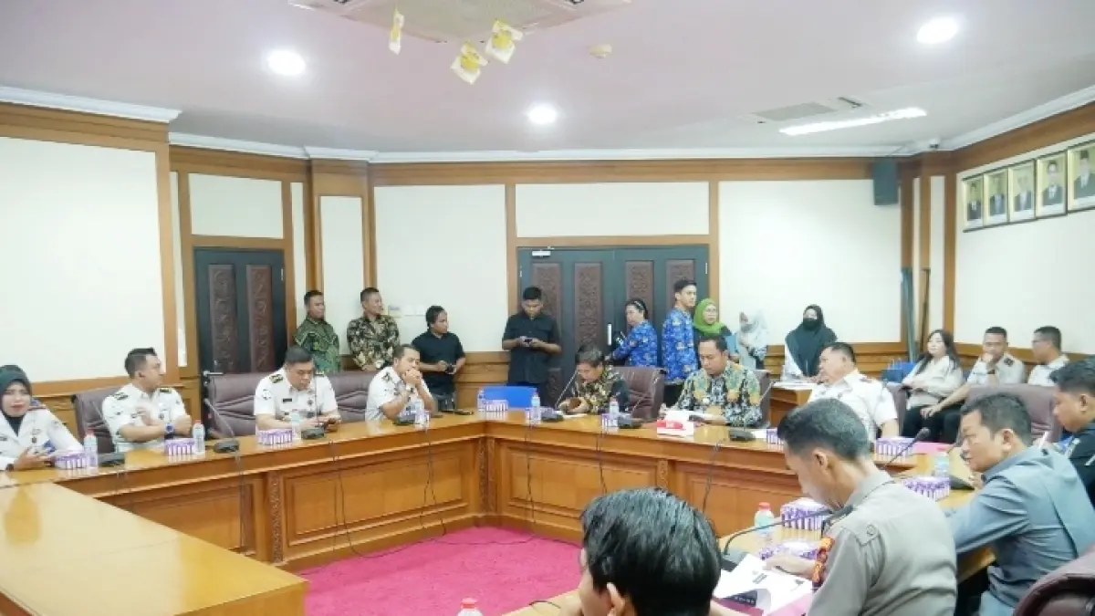MATANGKAN RENCANA: Bupati Kutai Barat FX Yapan (tengah) didampingi Ketua DPRD Kubar Ridwai saat menerima kunjungan audiensi jajaran Kanwil Kemenkumham Kaltim yang dipimpin Kadivpas Endang Lintang Hardiman di Ruang Rapat Sekda, Sendawar.