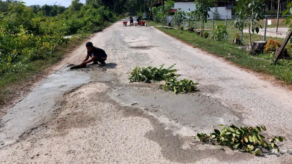 MEMPRIHATINKAN: Jalan rusak menuju Pantai Tanah Merah, Tanjung Harapan, Samboja diperbaiki secara swadaya. (IST)