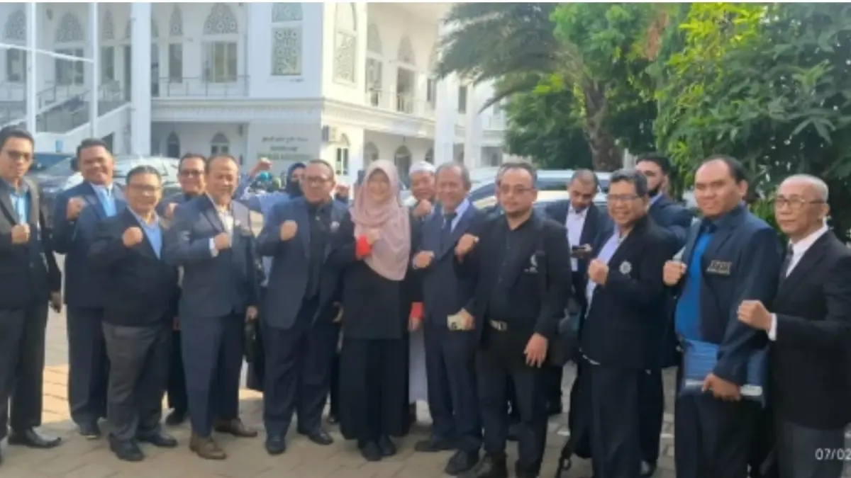 Dokter Tifa berfoto bersama tim kuasa hukumnya sebelum mengikuti sidang perdana kasus dugaan pencemaran nama baik terkait polemik ijazah Presiden ke-7 RI Joko Widodo di Pengadilan Negeri Jakarta Timur, Kamis (2/7). Dalam persidangan tersebut, Dokter Tifa didampingi Tim Pembela Dokter Tifa (TPDT). (FOTO: IST)