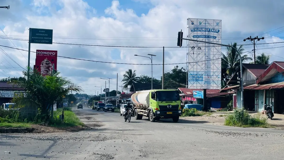 RUSAK PARAH: Kondisi ruas jalan nasional di kawasan Bundaran Lampu Merah Simpang Raya, Ibukota Sendawar, Kutai Barat, mengalami kerusakan cukup parah.&nbsp;