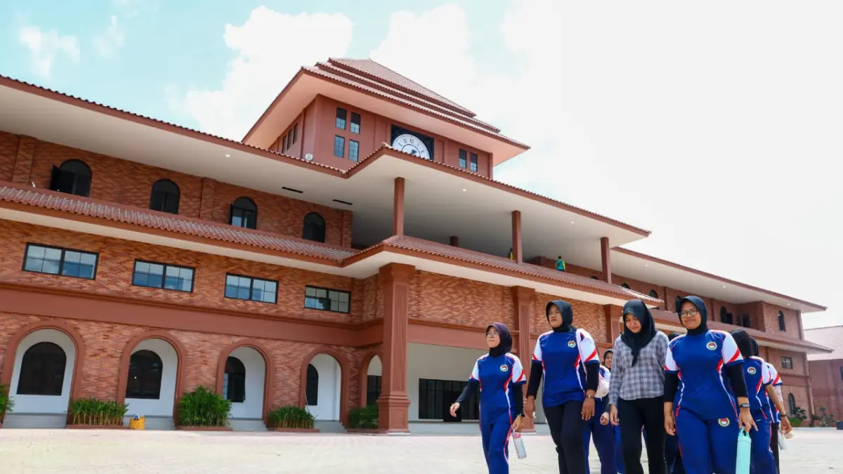 KAMPUS BARU: Kompleks bangunan SMA Taruna Nusantara (TN) Kampus Ibu Kota Nusantara (IKN) yang telah merampungkan pembangunan tahap pertama. Sebanyak 477 siswa dengan skema beasiswa penuh dijadwalkan mulai menempati fasilitas asrama dan ruang kelas ini secara bertahap. (OTORITA IKN)