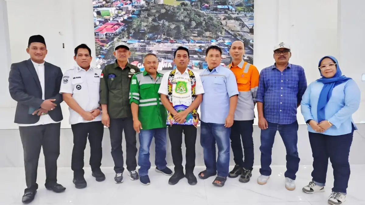 SAMBUT : Rombongan pemerintah Desa Batuah dan perwakilan perusahaan disambut Bupati Sidrap, Syaharuddin Alrif (tengah) untuk mengabadikan momen bersama. 