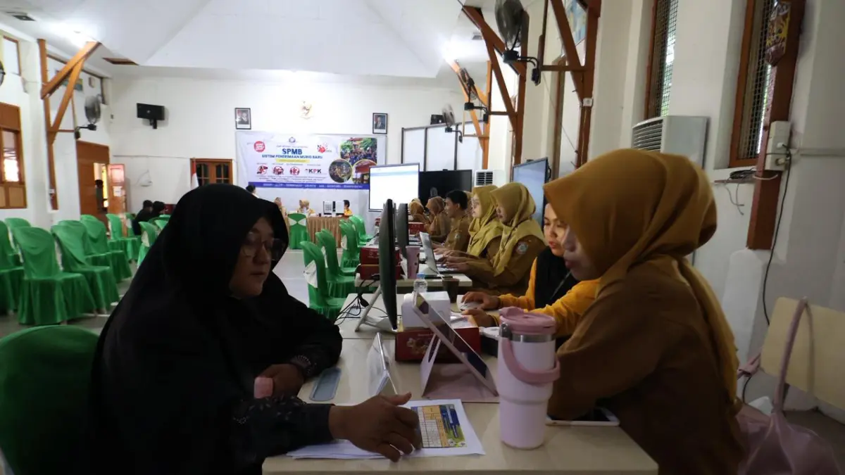 Suasana calon peserta didik yang berkonsultasi di layanan informasi SPMB SMP 1 Balikpapan. Pendaftaran untuk sebagian besar jalur resmi ditutup pada Kamis (2/7). (ANGGI PRADITHA/KP)

&nbsp;

&nbsp;