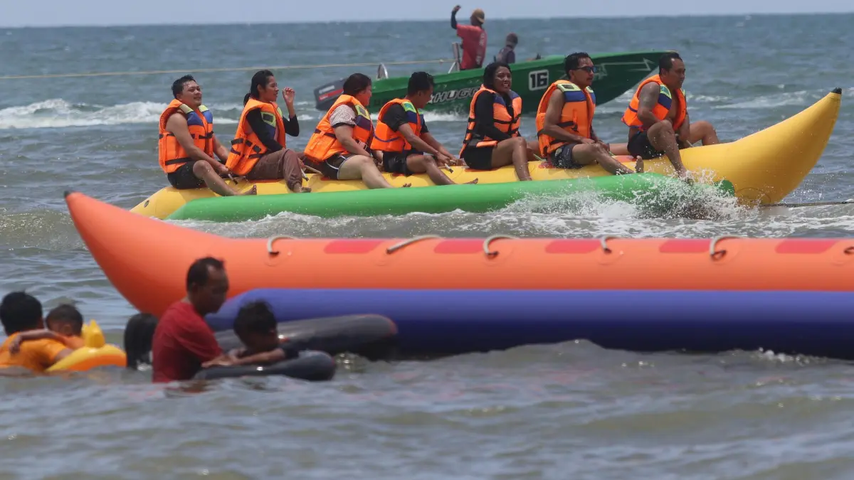 Wahana banana boat di Pantai Manggar