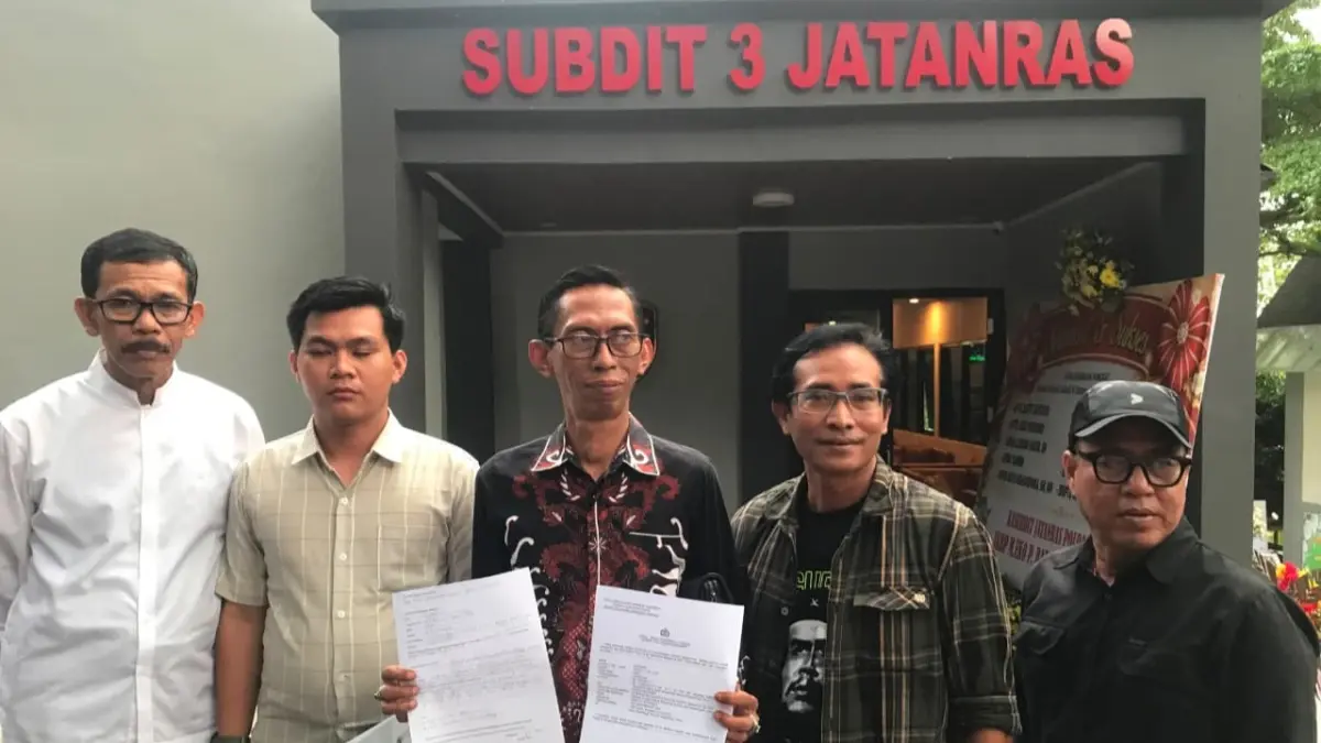 Agus Amri (tengah), bersama tim kuasa hukum dan pelapor Sudarno usai memberikan keterangan di depan Subdit III Jatanras Ditreskrimum Polda Kaltim, Balikpapan, Jumat (3/7/2026).