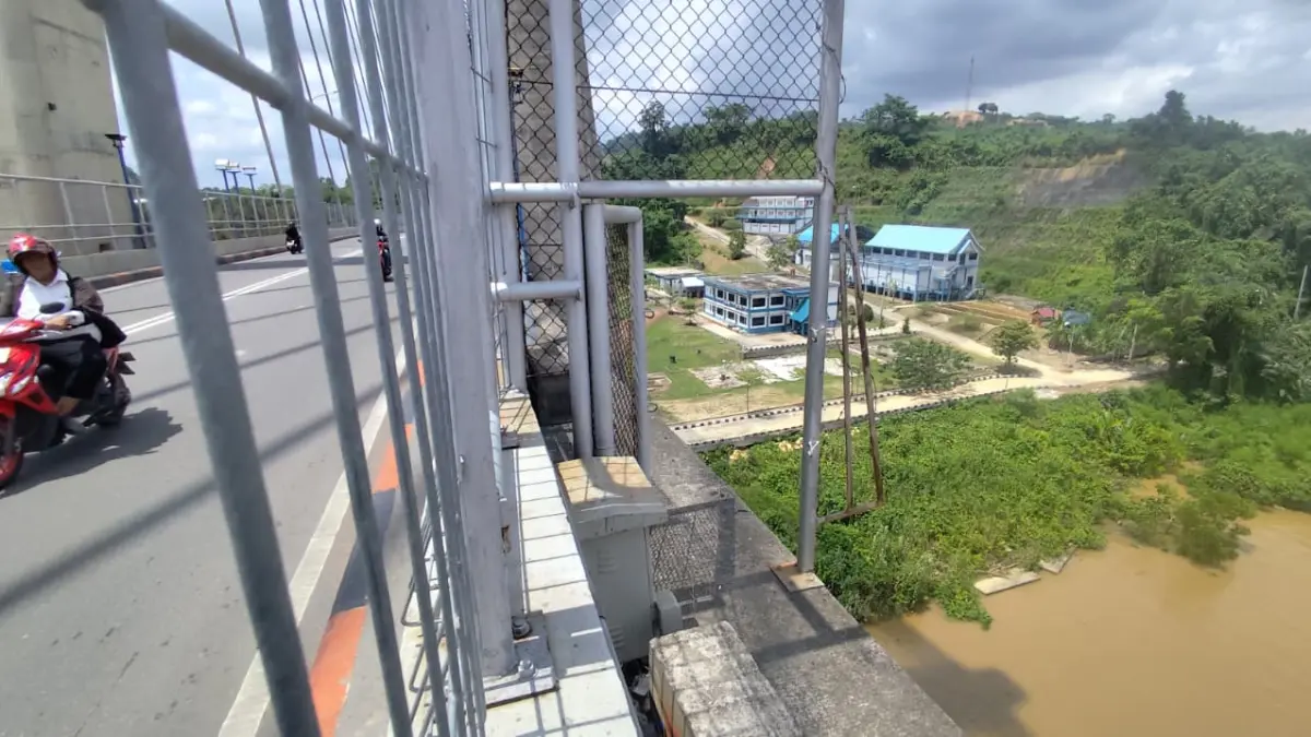 ASET DAERAH: Salah satu pintu akses ke area pemeliharan Jembatan Achmad Amins yang dijebol maling beberapa waktu akan dilengkapi CCTV untuk pengawasan. (DOK/KP)

&nbsp;

&nbsp;