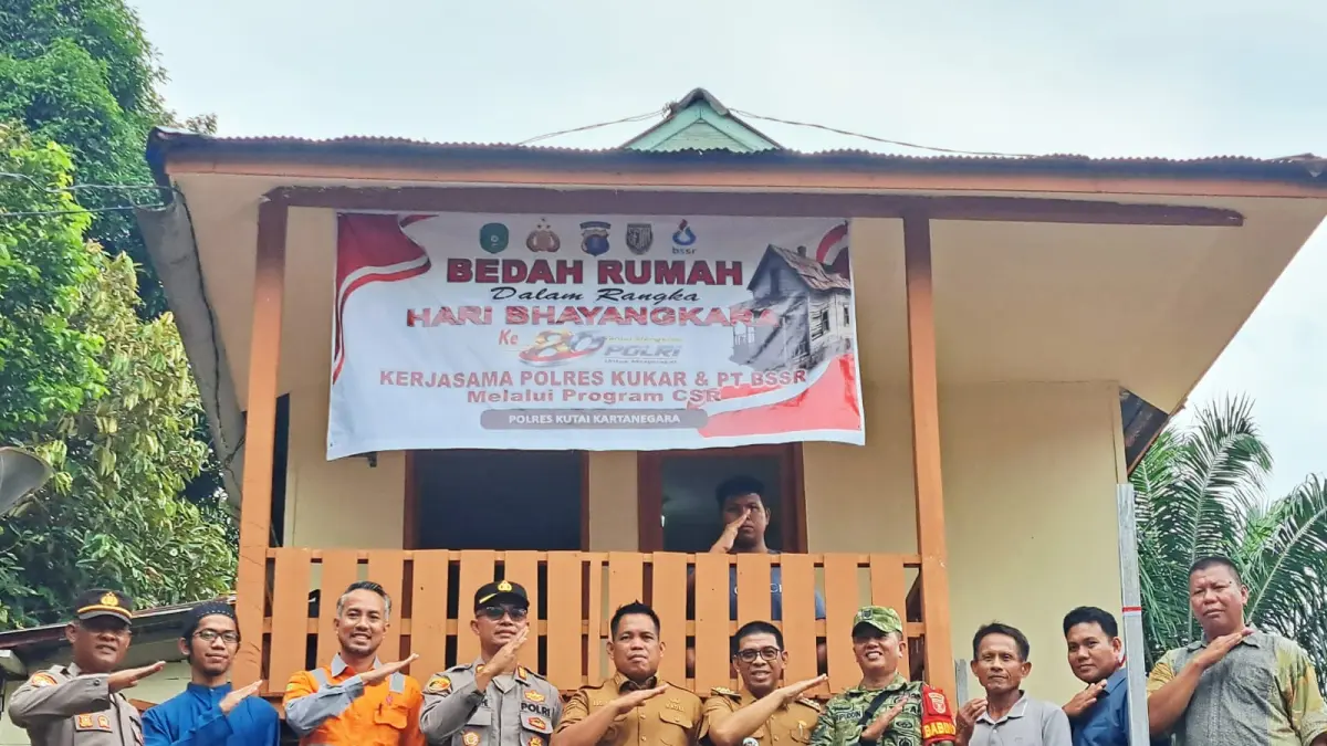 &nbsp;

BEDAH RUMAH: Anandya Wardhana (tiga kiri) dan Muspika Kecamatan Loa Janan berpose di depan bangunan hasil CSR.

