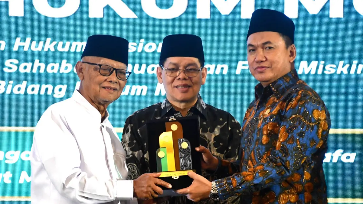 BERSINERGI: Ketua KPPU M Fanshurullah Asa dan Ketua Umum MUI KH Anwar Iskandar usai menandatangani nota kesepahaman dalam rangkaian Mudzakarah Hukum Nasional di Jakarta, Kamis (2/7).