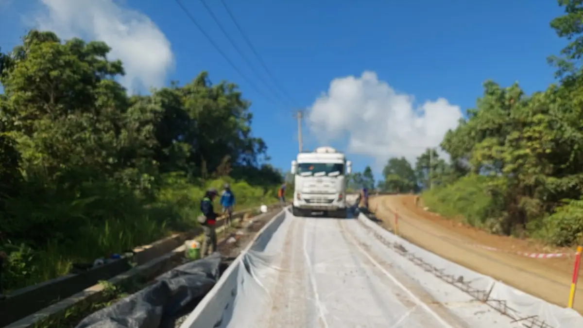 DIKEBUT: Pekerjaan pengerasan beton di segmen tiga ruas Sp Belusuh - Bts Kalimantan Tengah.&nbsp;