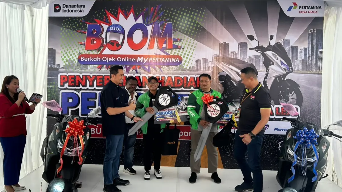 BERUNTUNG: Ismandar dan M. Khairil Amin membawa pulang Yamaha Lexi 155 sebagai pemenang Program Berkah Ojek Online MyPertamina Periode I yang diserahkan PT Pertamina Patra Niaga Regional Kalimantan.