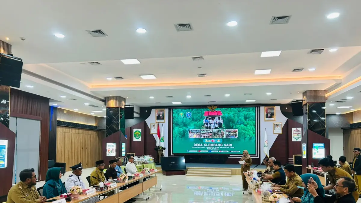 Kepala Desa Klempang Sari bersama camat dan wakil bupati saat pemaparan program di Samarinda beberapa hari lalu. (IST)