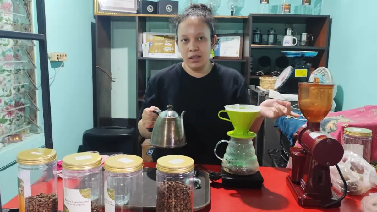 MAKSIMAL: Utari Citra Ichsani atau akrab disapa Uci saat menyedu kopi manual brew di Kopi Malabar, Jalan Slamet Riyadi Gang Al Mujahidin, Kecamatan Sungai Kunjang, Jumat (3/7). (DENNY SAPAUTRA/KP)