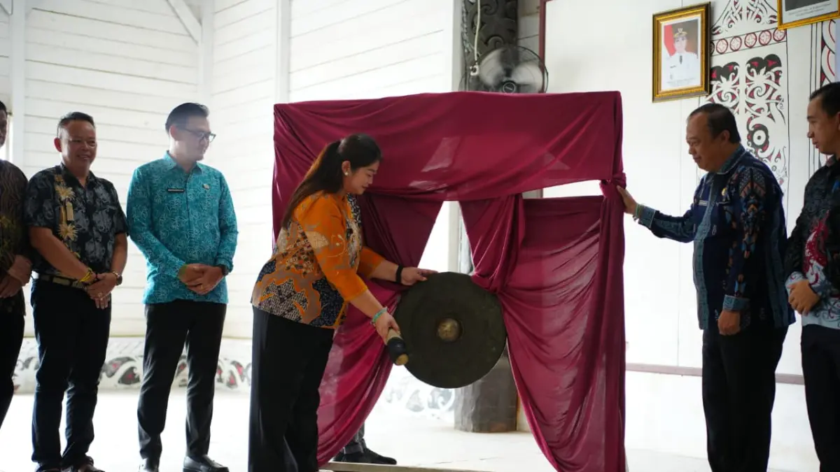 PEMBANGUNAN: Bupati Mahulu Angela Idang Belawan memukul gong secara simbolik meluncurkan program bantuan khusus RT dan Dasawisma di Balai Adat Long Hubung, Jumat (3/7). JODY KRISTIANTO/KP