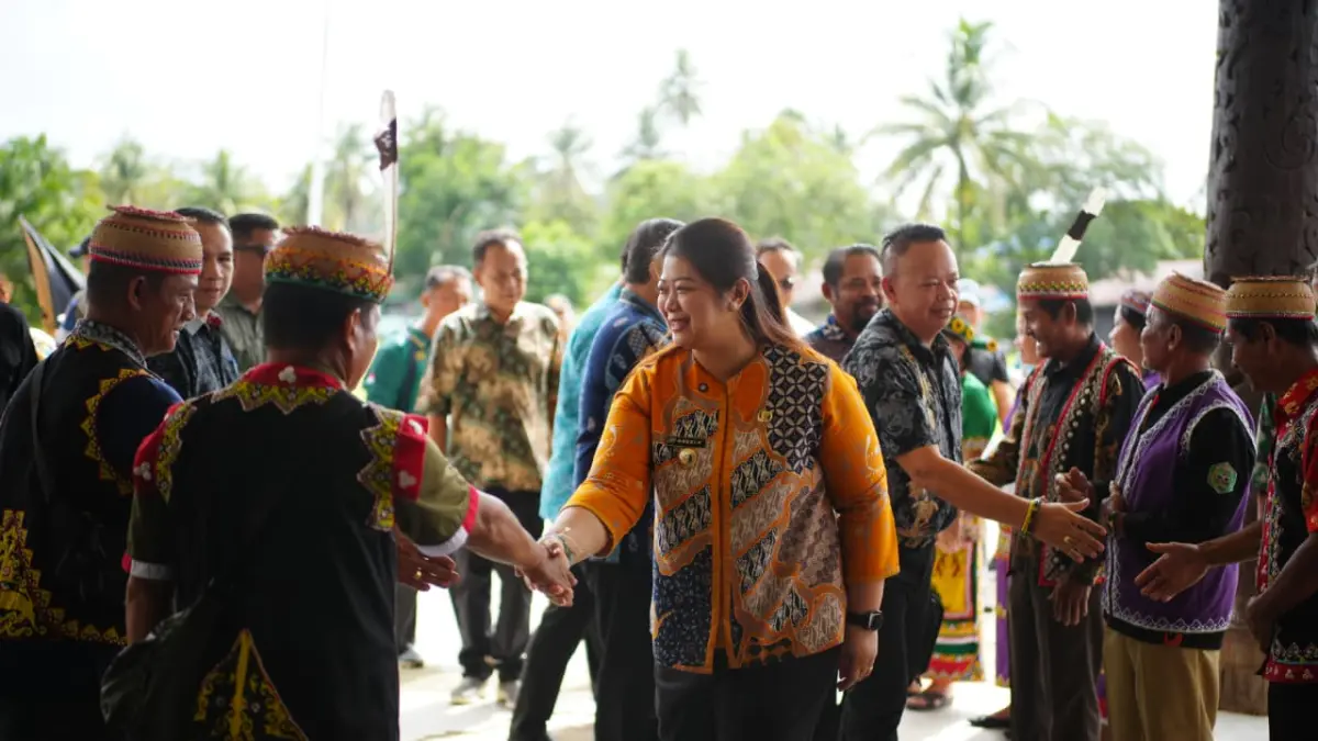 PEMIMPIN: Bupati Mahulu Angela Idang Belawan disambut hangat oleh warga Long Hubung, Jumat (3/7). JODY KRISTIANTO/KP