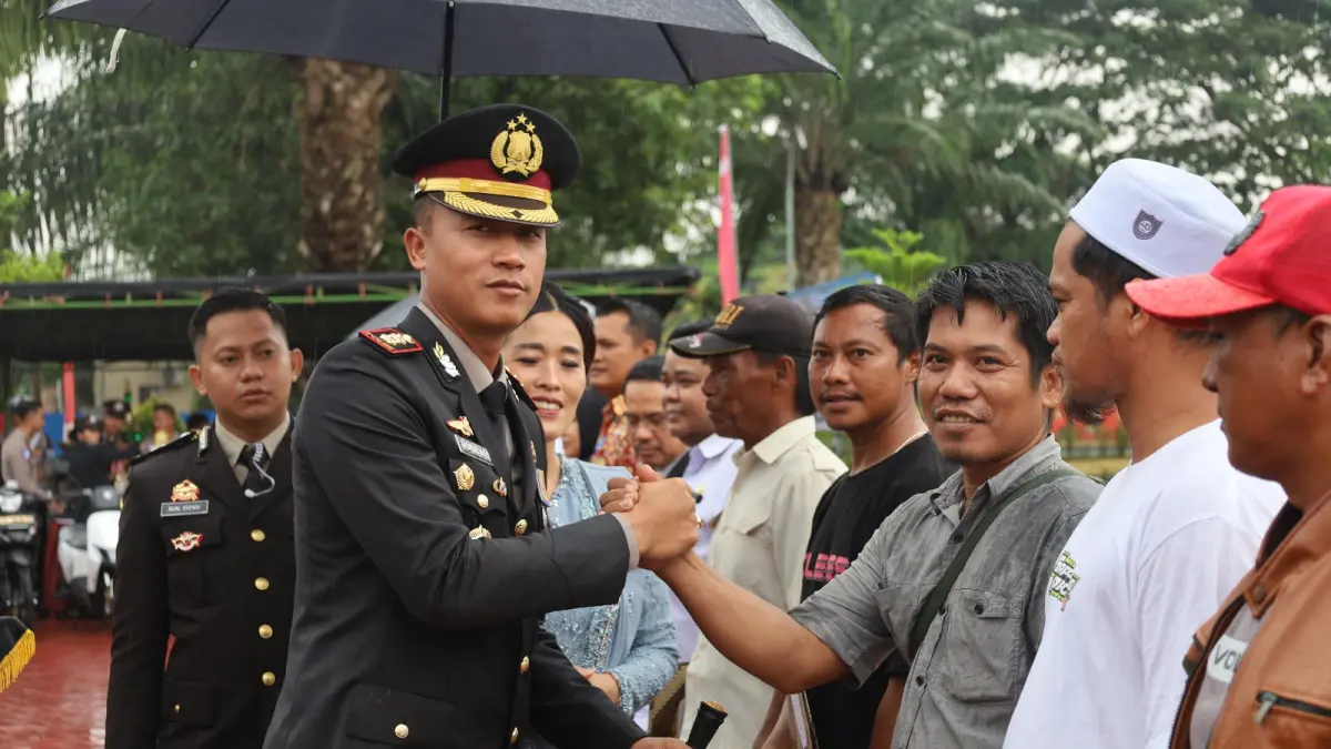 PENGHARGAAN: Kapolres PPU, AKBP Andreas Alek Danantara saat menyerahkan penghargaan kepada individu dan kelompok berprestasi.(humas polres ppu)