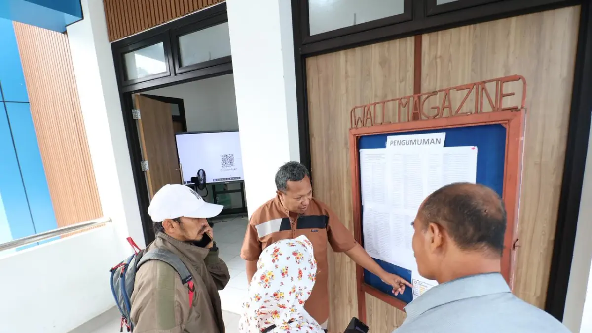 PENGUMUMAN ONLINE: Seorang warga memeriksa hasil seleksi Sistem Penerimaan Murid Baru (SPMB) Balikpapan 2026 melalui gawai di Balikpapan, Jumat (3/7). (ANGGI PRADITHA/KP)